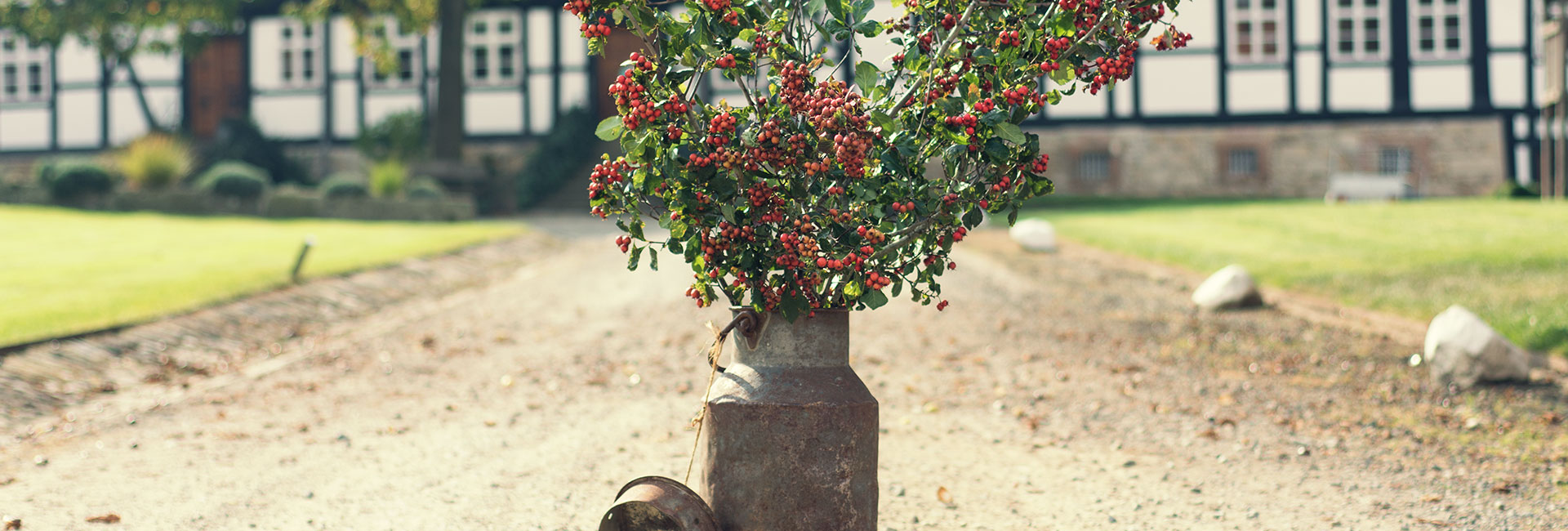 Herbstlicher Strauß in großem Krug